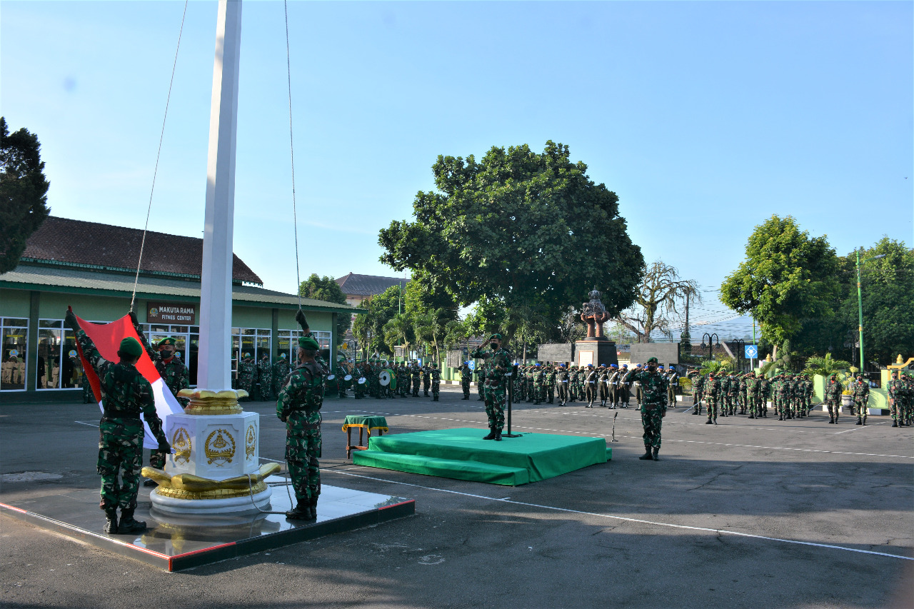 Danrem 073/Makutarama Pimpin Upacara Bendera 17-An Bulan September 2022